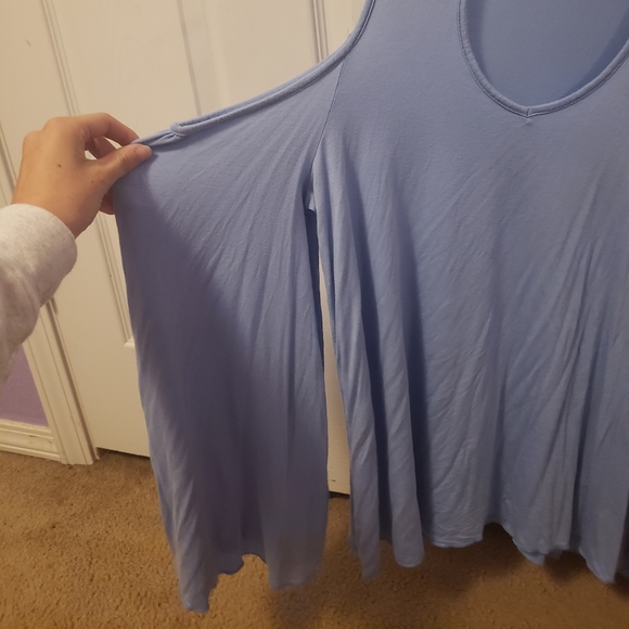 Long sleeve shirt. - Picture 3 of 4
